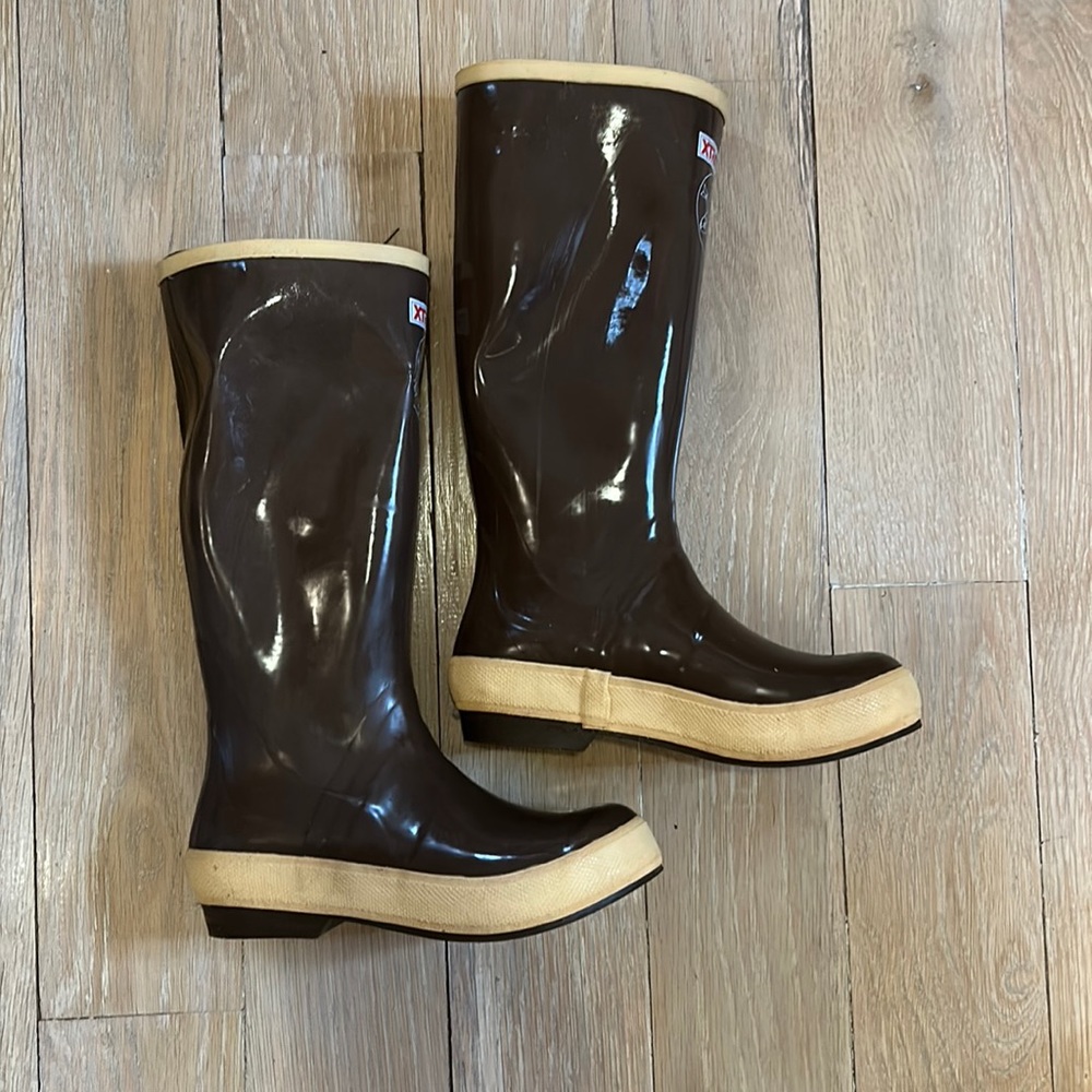 *NEW* XTRATUF Rain boots- salmon sisters edition
